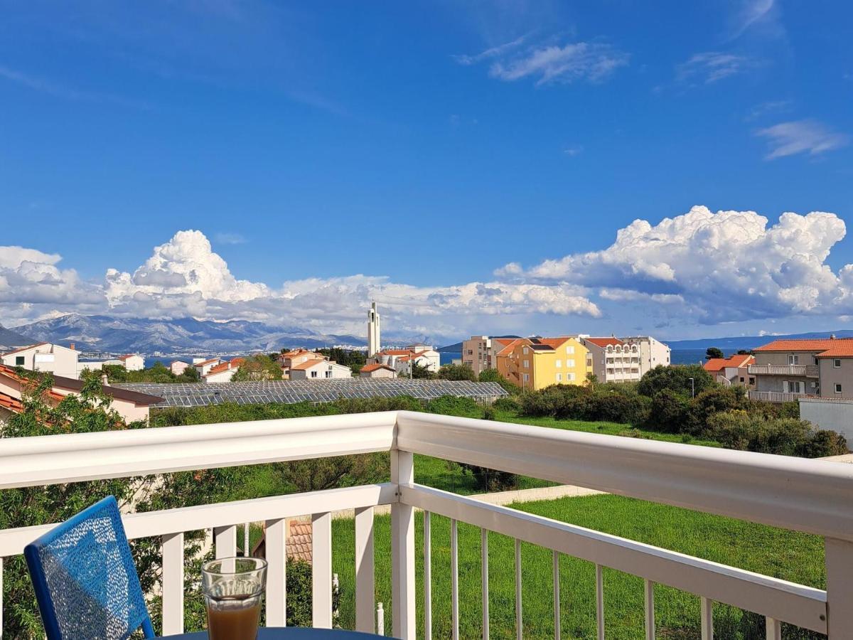 Nice Small Apartment With A Sea View Kastela Dış mekan fotoğraf